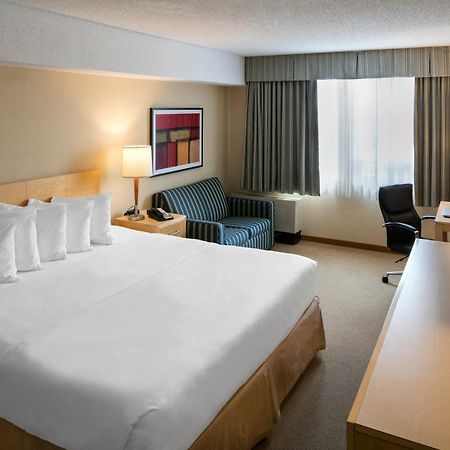 Quality Inn And Suites Montreal East Екстер'єр фото